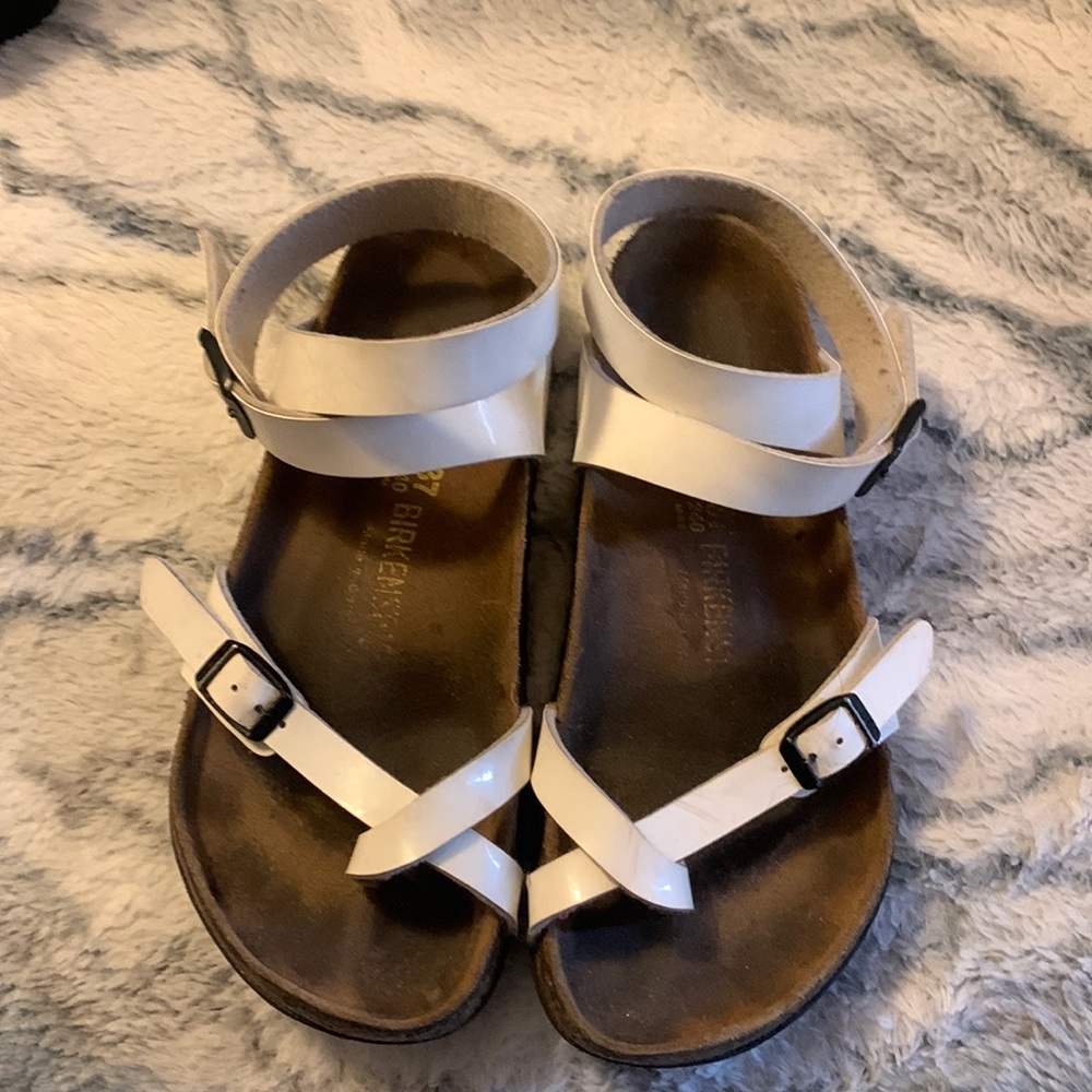 Birkenstock with white wrap around strap. Size 6 1/2 but fit like a 7